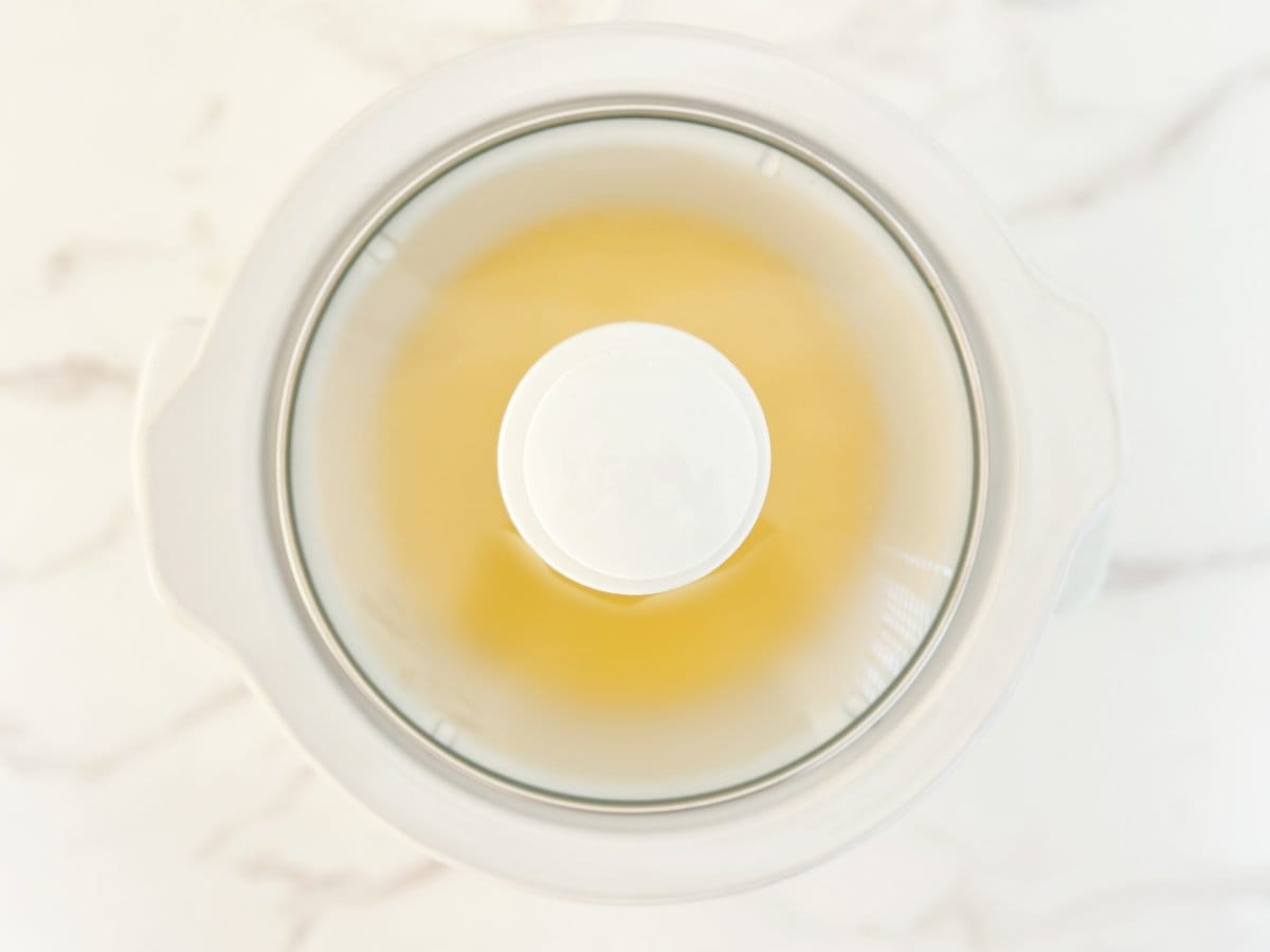 Crockpot with it's lid on.